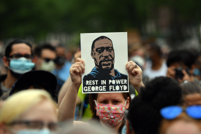 NUEVA YORK. Una multitudinaria demostración de rechazo a la violencia policial se evidenció hoy esta gran ciudad, en protesta por a muerte de George Floyd.