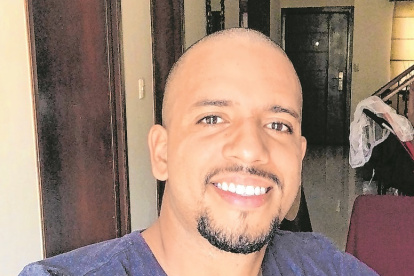 El volante Dennis Quiñónez espera que pase pronto la emergencia, para escuchar ofertas de equipos.