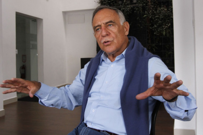 Moncayo fue jefe del Comando Conjunto de las Fuerzas Armadas durante el gobierno de Bucaram (10 de agosto de 1996 - 6 de febrero de 1997).