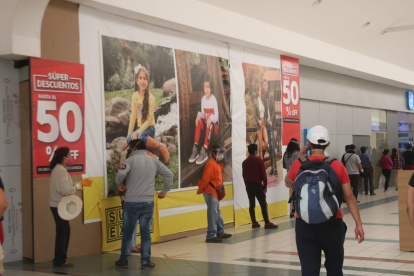 Los centros comerciales y los pequeños locales anuncian promociones y descuentos