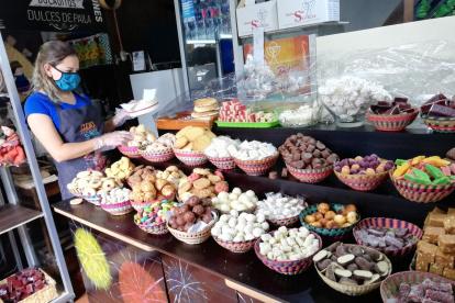 Oficio. Mayra Íñiguez trabaja para que los cuencanos puedan disfrutar de los dulces tradicionales.
