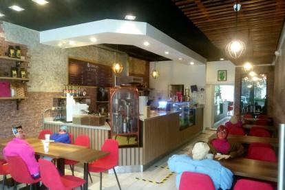 Los monigotes fueron instalados en las mesas no permitidas para los clientes, con e fin de respetar el aforo del 30%.