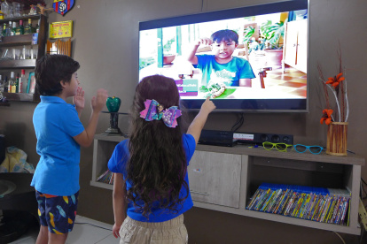Aprendizaje. Algunos niños miran por su cuenta los programas educativos por televisión, pero fácilmente los dejan por falta de motivación.