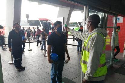 Control. En la puerta de ingreso al establecimiento, personal de la institución les tomó la temperatura a cada uno de los pasajeros.