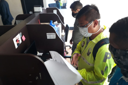 Siete personas vinculadas con la Prefectura del Guayas son investigadas por el presunto delito de tráfico de influencias.