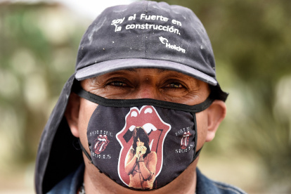 En México, un obrero de construcción usa una mascarilla con motivos de la mítica banda de rock Rolling Stones.