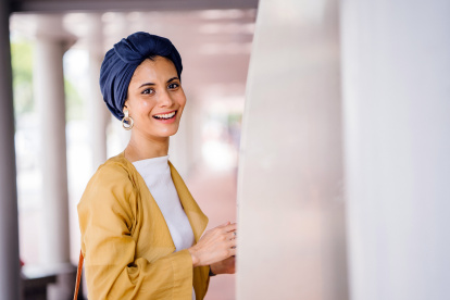 Para las que prefieren andar por la vida con la cabellera completamente cubierta están los turbantes.
