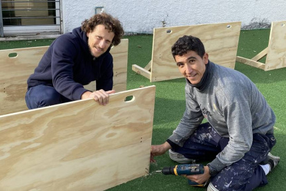 El uruguayo Diego Forlán (i) muestra un talento oculto, la carpintería.