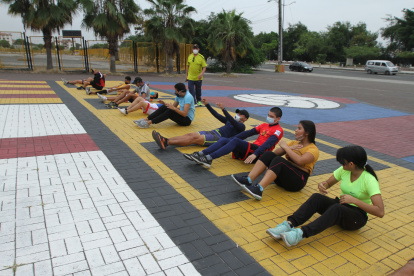 La explanada exterior del estado Monumental ha sido el sitio favorito de algunos jóvenes para entrenar.