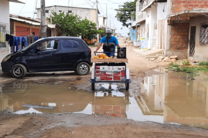 Hecho. En estas condiciones viven los habitantes del barrio Costa Azul, a causa de la tubería que lleva varios días rota.