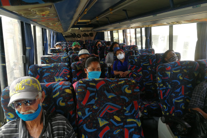 Transporte. En el cantón, los usuarios podrán desplazarse en las unidades solo sentadas. El aforo máximo permitido será del 30 % de pasajeros.