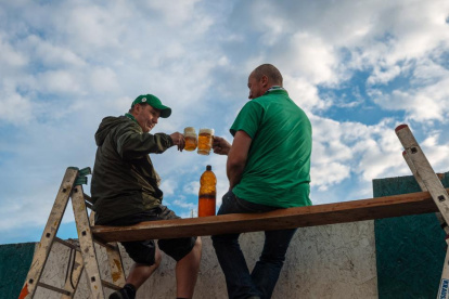 Los aficionados del derbi entre el Bohemians 1905 y el Sparta Praga se las ingeniaron para ver el compromiso.
