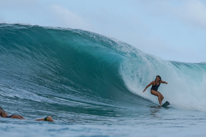 Entrenamientos. Dominic "Mimi" Barona está haciendo ya una hora de surfing en La Punta de Montañita y las rutinas de fortalecimiento muscular en casa.