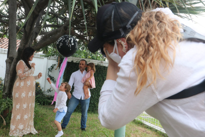 Nina Reguera, fotógrafa, realiza una sesión de fotos en los días en que se hacen eventos pequeños, solo entre quienes viven en la misma casa.