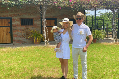 Vito con su esposa Rosibel e hija Vitoria.