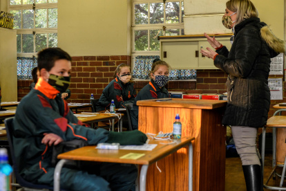 Español

En Sudáfrica. Los alumnos usan máscaras faciales dentro de su salón de clases mientras miran un video de concientización sobre el COVID-19.

 SAFRICA-HEALTH-VIRUS-EDUCATION