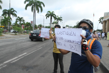 El pasado 8 de mayo, estudiantes y padres protestaban en el exterior del edificio del Gobierno Zonal por la supresión del Bachillerato Internacional.