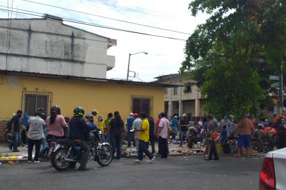 Situación. Diversos negocios se ubican en las afueras del mercado de las Cuatro Manzanas.