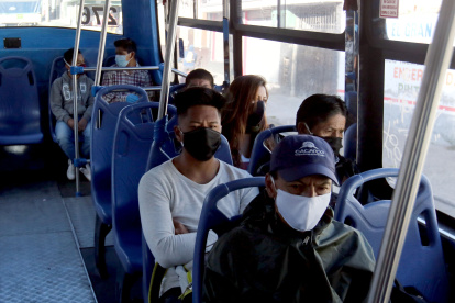 En los buses de Quito, ciudad que la semana pasada cambión a color amarillo en el semáforo de restricción, los usuarios usan mascarilla y respetan el distanciamiento.