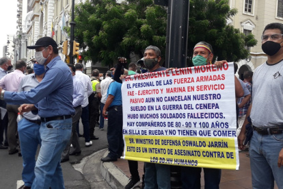 Los militares en servicio protestan para exigir el pago de su pensión jubilar.