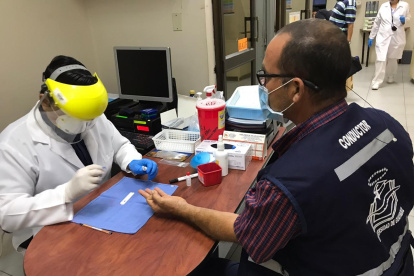 El personal de la Universidad de Guayaquil se realizó la prueba rápida COVID-19 ante de retornar a sus actividades.