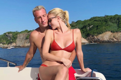 El futbolista argentino Maxi López junto a su novia Daniela Christiansson.