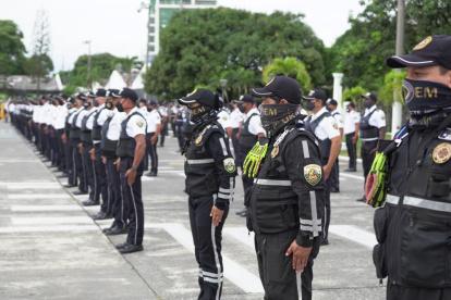 Los agentes recibieron una placa de reconocimiento.