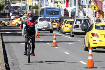 Ciudadanos usan las ciclovías en Quito ahora que pasó al color amarillo en el semáforo de restricción.