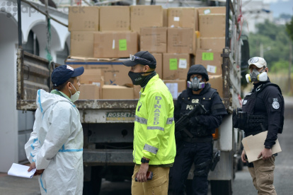 Hallazgo. Durante la incursión policial en la casa de Bucaram se hallaron cajas de cartón que, según la Fiscalía, contenían mascarillas y pruebas rápidas para la COVID-19.