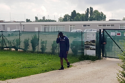 El delantero Mario Balotelli llegó al entrenamiento del Brescia pero no le permitieron ingresar.