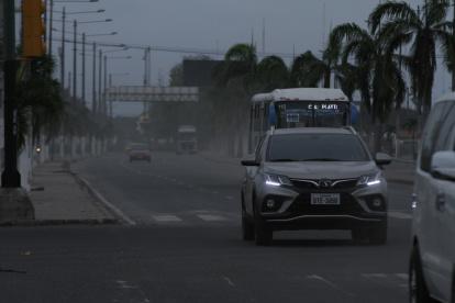 Cenizas del volcán Sangay llegan a Guayaquil y cubre varias calles.