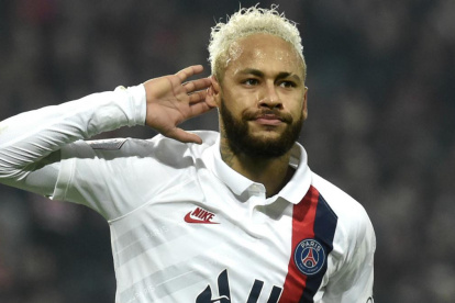 Neymar habría amenazado al novio bisexual de su madre.