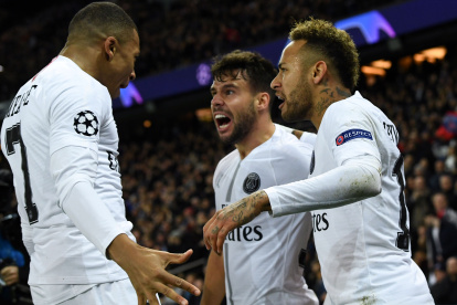 Paris Saint-Germain"s Spanish defender Juan Bernat (C) celebrates with Paris Saint-Germain"s Brazilian forward Neymar (R) and Paris Saint-Germain"s French forward Kylian Mbappe (L) after scoring a goal during the UEFA Champions League Group C football match between Paris Saint-Germain (PSG) and Liverpool FC at the Parc des Princes stadium, in Paris, on November 28, 2018. (Photo by FRANCK FIFE / AFP) FBL-EUR-C1-PSG-LIVERPOOL