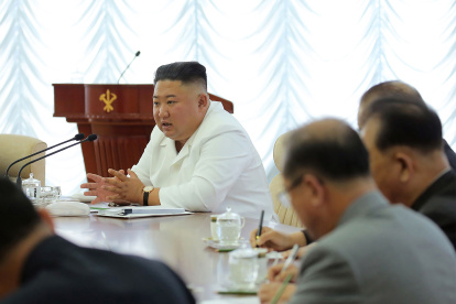 En esta imagen tomada el 7 de junio de 2020 y publicada por la Agencia de Noticias Central Coreana (KCNA) oficial de Corea del Norte el 8 de junio de 2020, el líder norcoreano Kim Jong Un (C) habla durante la 13ª reunión del Buró Político del 7º Comité Central delVERTISING CAMPAIGNS - DISTRIBUTED AS A SERVICE TO CLIENTS / THIS PICTURE WAS MADE AVAILABLE BY A THIRD PARTY. AFP CAN NOT INDEPENDENTLY VERIFY THE AUTHENTICITY, LOCATION, DATE AND CONTENT OF THIS IMAGE --- /