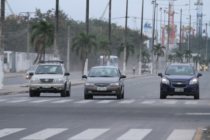 Guayaquil amaneció con cenizas volcánicas en las calles y en los carros.