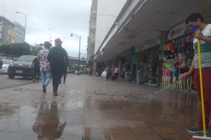 Situación. Decenas de comerciantes amanecieron limpiando sus portales.