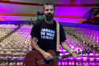 El cantante español durante la prueba de sonido en el coliseo Rumiñahui.