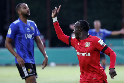 Moussa Diaby (d), del Leverkusen, celebra uno de los goles marcados en la clasificación de su equipo.