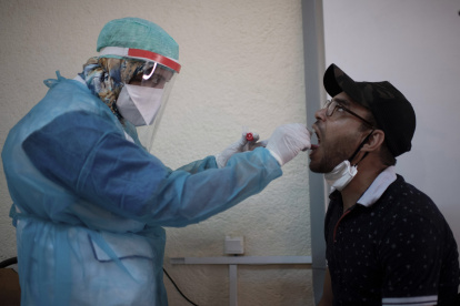 Personal médico toma una muestras para el test de COVID-19 a un ciudadano en Marruecos
