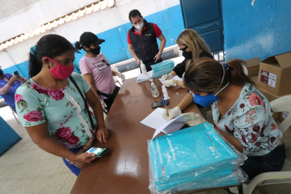 Padres de familia de la Zona 8 acuden a los planteles educativos a retirar los textos escolares para sus hijos. Estos son gratuitos.