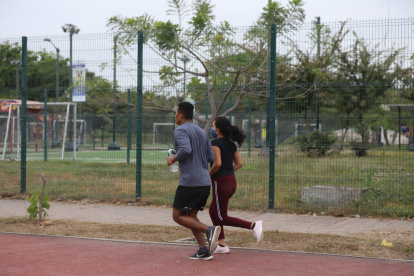 Situación. Los exteriores del parque Samanes (norte de Guayaquil) es uno de los puntos de referencia principales donde acuden deportistas amateur. Por dentro todo está cerrado.