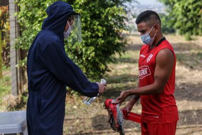 Wacho Vera, volante del Ídolo, cumple con los protocolos antes de iniciar con el entrenamiento.