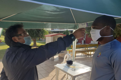 Los jugadores de El Nacional se sometieron a los controles antes del primer entrenamiento en Tumbaco.