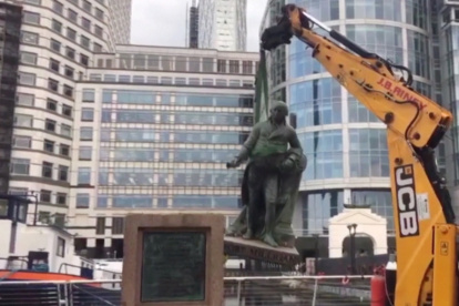A video grab taken from a video released by Tower Hamlets council shows a statue of Scottish slaveholder Robert Milligan being removed from West India Quay, east London on June 10, 2020. (Photo by Handout / TOWER HAMLETS COUNCIL / AFP) / RESTRICTED TO EDITORIAL USE - MANDATORY CREDIT "AFP PHOTO / TOWER HAMLETS COUNCIL " - NO MARKETING - NO ADVERTISING CAMPAIGNS - DISTRIBUTED AS A SERVICE TO CLIENTS