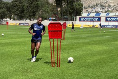 Antonio Valencia trabajó en la cancha principal del complejo de Pomasqui