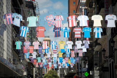 Camisetas de distintos equipos de fútbol adornan ya las calles de Madrid anunciando la reanudación de la competición de la liga profesionales tras el parón por la pandemia.