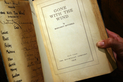 En esta foto de archivo, una copia del libro de Margaret Mitchell firmada por el productor, director y la mayoría del elenco de la película de Hollywood de 1939.