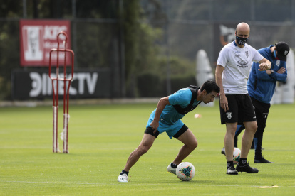 Miguel Ángel Ramírez no se sacó la mascarilla durante todo el entrenamiento