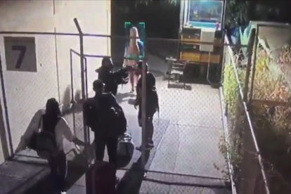 Momento en que los involucrados en el vuelo ilegal ingresan por la puerta 7 hasta el Hangar 18 A de la empresa Gramada.