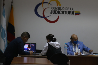 El juez de Garantías Penales de Guayas, Reinaldo Cevallos (terno celeste), ordenó la prisión de Salcedo.